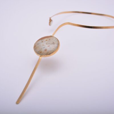 Collar gargantilla rígido y abierto de metal bañado en oro 18K