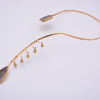 Collar gargantilla rígido y abierto de metal bañado en oro 18K